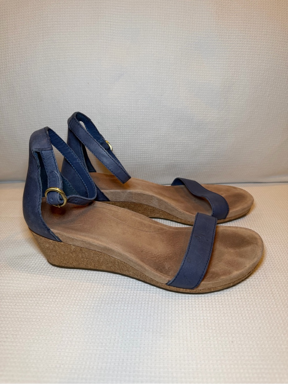 UGG Australia Women's Emilia Blue Leather Ankle Strap Wedge Sandals Size 7